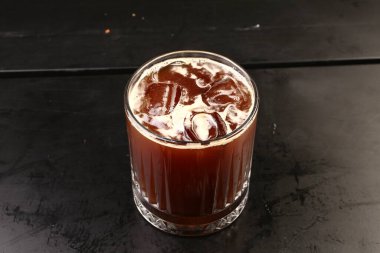 Sütlü buzlu kahve. Buzlu kahve. Elinde bir bardak buzlu kahve tutan kadın..