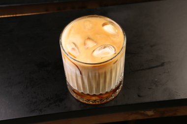 Sütlü buzlu kahve. Buzlu kahve. Elinde bir bardak buzlu kahve tutan kadın..