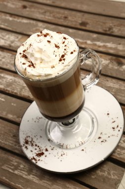 Sütlü buzlu kahve. Buzlu kahve. Elinde bir bardak buzlu kahve tutan kadın..