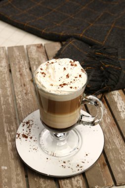 Sütlü buzlu kahve. Buzlu kahve. Elinde bir bardak buzlu kahve tutan kadın..