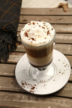 Sütlü buzlu kahve. Buzlu kahve. Elinde bir bardak buzlu kahve tutan kadın..