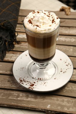 Sütlü buzlu kahve. Buzlu kahve. Elinde bir bardak buzlu kahve tutan kadın..