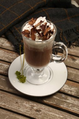 Sütlü buzlu kahve. Buzlu kahve. Elinde bir bardak buzlu kahve tutan kadın..