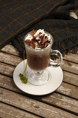 Sütlü buzlu kahve. Buzlu kahve. Elinde bir bardak buzlu kahve tutan kadın..