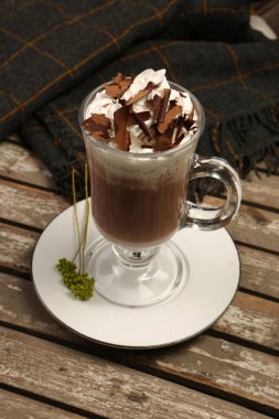 Sütlü buzlu kahve. Buzlu kahve. Elinde bir bardak buzlu kahve tutan kadın..