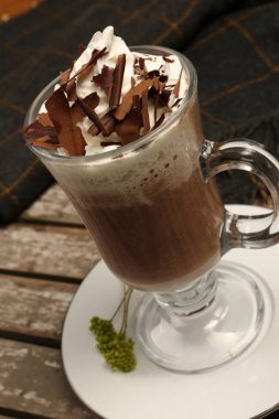 Sütlü buzlu kahve. Buzlu kahve. Elinde bir bardak buzlu kahve tutan kadın..