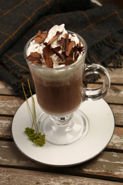 Sütlü buzlu kahve. Buzlu kahve. Elinde bir bardak buzlu kahve tutan kadın..