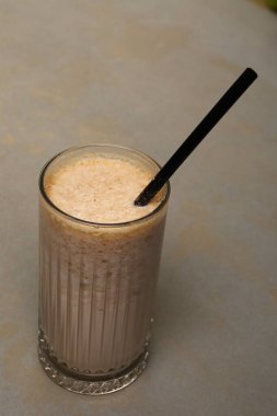 Sütlü buzlu kahve. Buzlu kahve. Elinde bir bardak buzlu kahve tutan kadın..