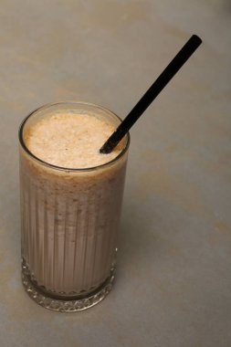 Sütlü buzlu kahve. Buzlu kahve. Elinde bir bardak buzlu kahve tutan kadın..