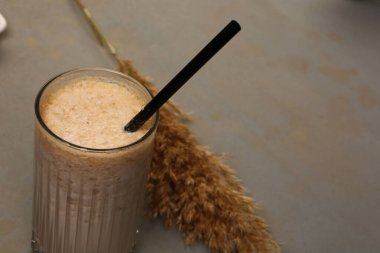 Sütlü buzlu kahve. Buzlu kahve. Elinde bir bardak buzlu kahve tutan kadın..