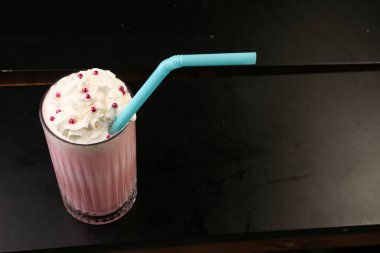 Sütlü buzlu kahve. Buzlu kahve. Elinde bir bardak buzlu kahve tutan kadın..