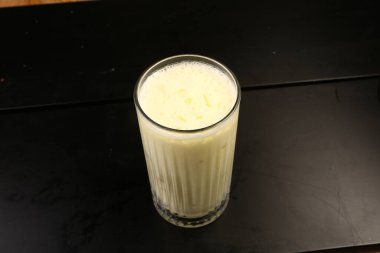 Sütlü buzlu kahve. Buzlu kahve. Elinde bir bardak buzlu kahve tutan kadın..