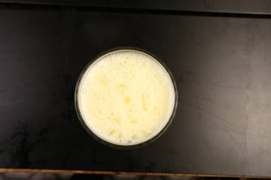 Sütlü buzlu kahve. Buzlu kahve. Elinde bir bardak buzlu kahve tutan kadın..