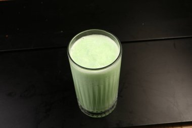 Sütlü buzlu kahve. Buzlu kahve. Elinde bir bardak buzlu kahve tutan kadın..