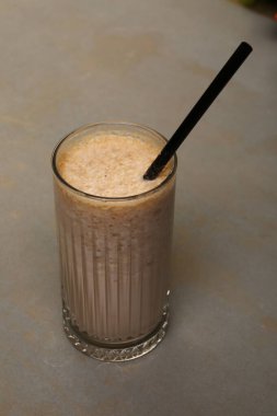 Sütlü buzlu kahve. Buzlu kahve. Elinde bir bardak buzlu kahve tutan kadın..