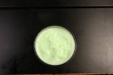 Sütlü buzlu kahve. Buzlu kahve. Elinde bir bardak buzlu kahve tutan kadın..