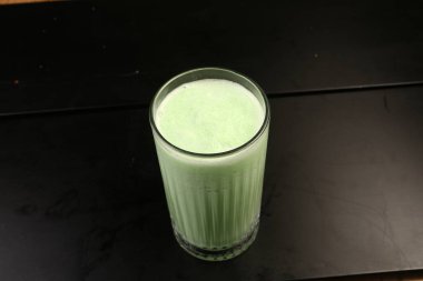 Sütlü buzlu kahve. Buzlu kahve. Elinde bir bardak buzlu kahve tutan kadın..