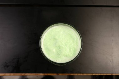 Sütlü buzlu kahve. Buzlu kahve. Elinde bir bardak buzlu kahve tutan kadın..