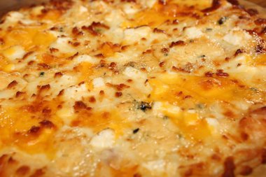 Lezzetli karışık İtalyan pizzası.
