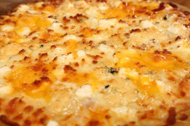 Lezzetli karışık İtalyan pizzası.