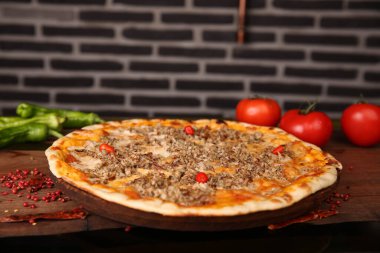 Lezzetli karışık İtalyan pizzası.
