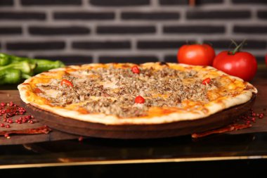 Lezzetli karışık İtalyan pizzası.