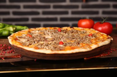 Lezzetli karışık İtalyan pizzası.