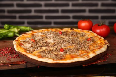 Lezzetli karışık İtalyan pizzası.