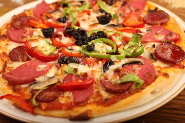 Lezzetli karışık İtalyan pizzası.