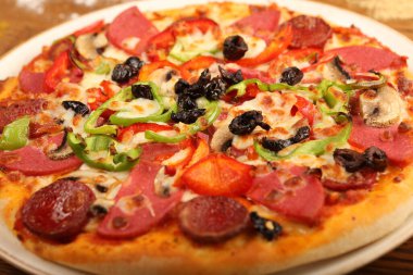 Lezzetli karışık İtalyan pizzası.