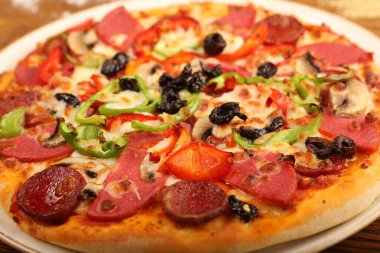 Lezzetli karışık İtalyan pizzası.