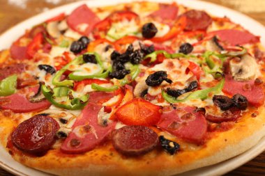 Lezzetli karışık İtalyan pizzası.