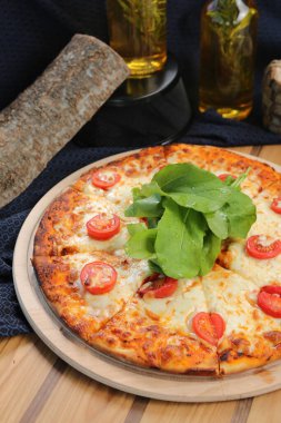 Lezzetli karışık İtalyan pizzası.