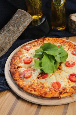 Lezzetli karışık İtalyan pizzası.