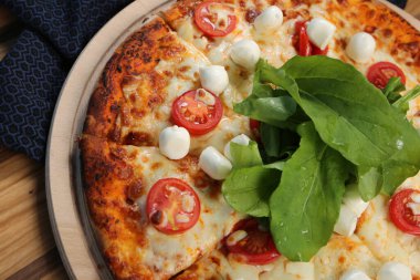 Lezzetli karışık İtalyan pizzası.