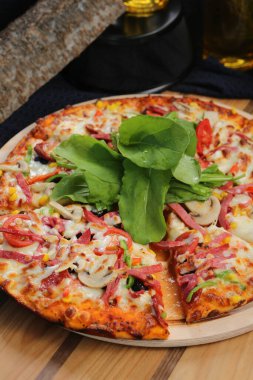 Lezzetli karışık İtalyan pizzası.