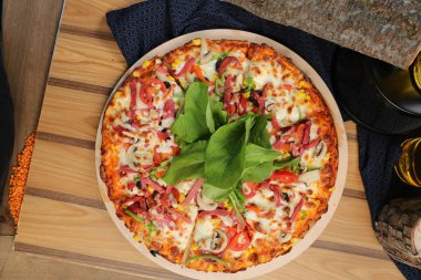 Lezzetli karışık İtalyan pizzası.