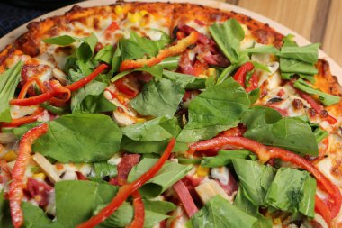 Lezzetli karışık İtalyan pizzası.