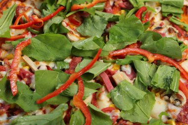 Lezzetli karışık İtalyan pizzası.