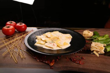 Lezzetli soslu lezzetli klasik İtalyan makarnası..