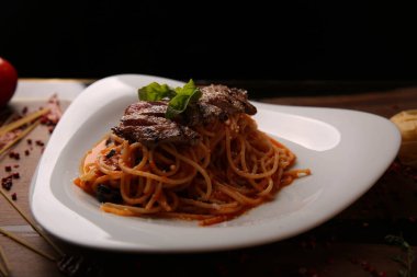 Lezzetli soslu lezzetli klasik İtalyan makarnası..