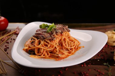 Lezzetli soslu lezzetli klasik İtalyan makarnası..