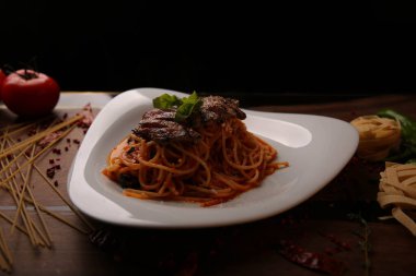 Lezzetli soslu lezzetli klasik İtalyan makarnası..