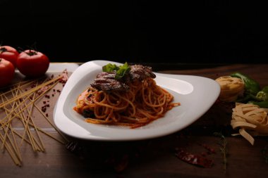 Lezzetli soslu lezzetli klasik İtalyan makarnası..