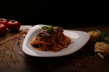 Lezzetli soslu lezzetli klasik İtalyan makarnası..