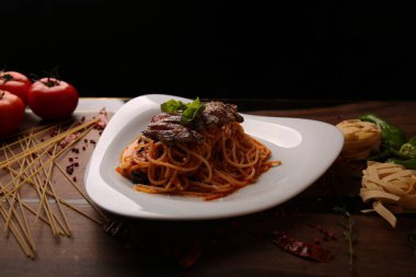 Lezzetli soslu lezzetli klasik İtalyan makarnası..