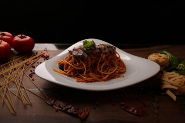 Lezzetli soslu lezzetli klasik İtalyan makarnası..