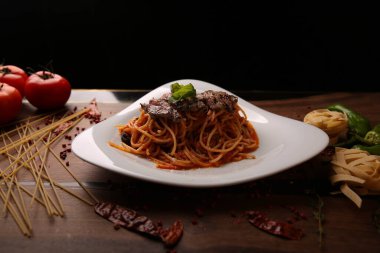 Lezzetli soslu lezzetli klasik İtalyan makarnası..