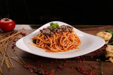 Lezzetli soslu lezzetli klasik İtalyan makarnası..