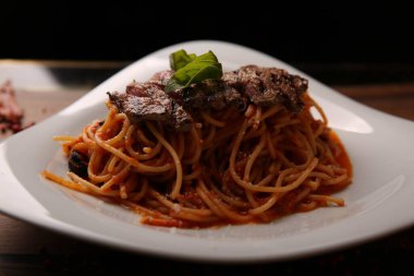 Lezzetli soslu lezzetli klasik İtalyan makarnası..